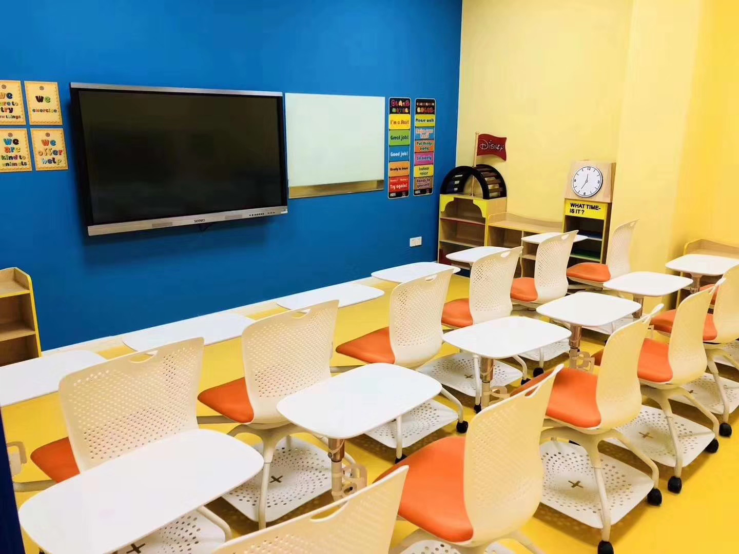 白色可360度旋轉(zhuǎn)+寫字板+四腳+底欄 辦公座椅