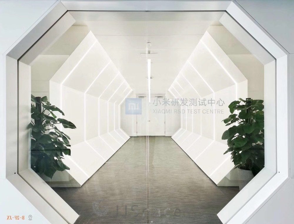 國鍵鑫興（北京）家具有限公司為小米研發(fā)測試中心提供工位和儲物等辦公家具的案例。