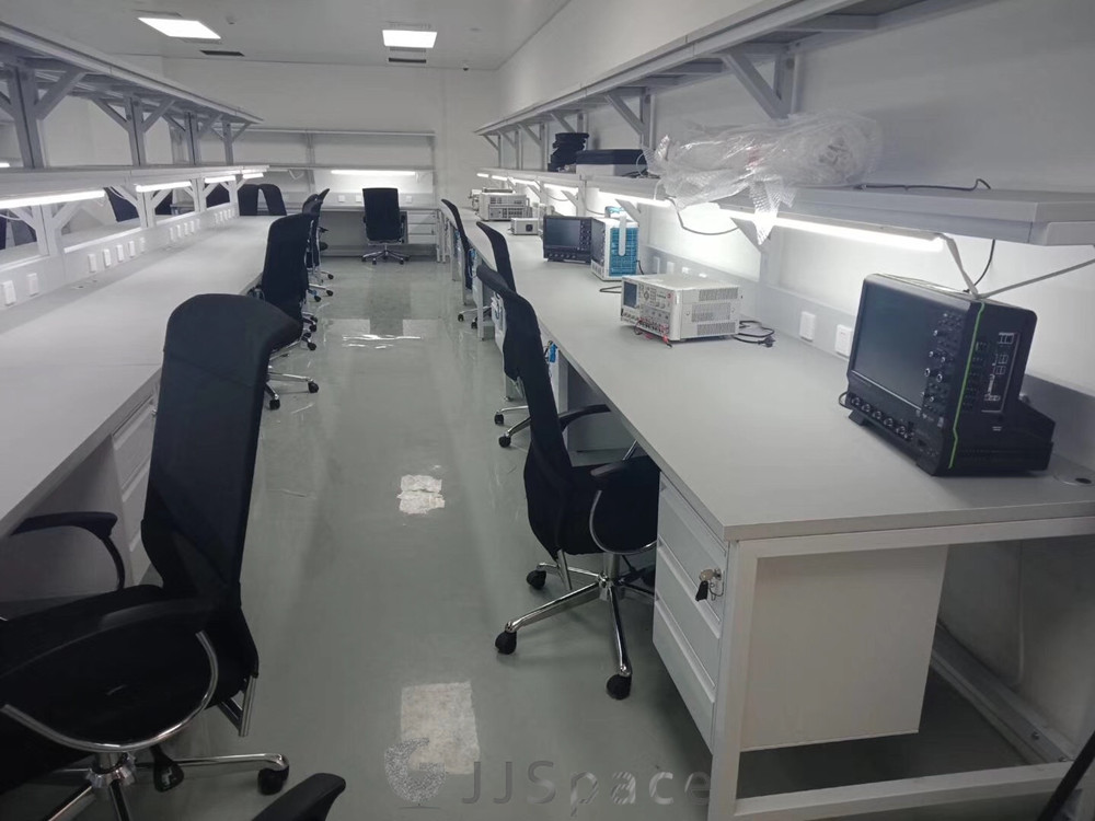 國鍵鑫興（北京）家具有限公司為小米研發(fā)測試中心提供工位和儲物等辦公家具的案例。