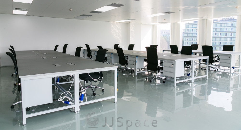 國鍵鑫興（北京）家具有限公司為小米研發(fā)測試中心提供工位和儲物等辦公家具的案例。