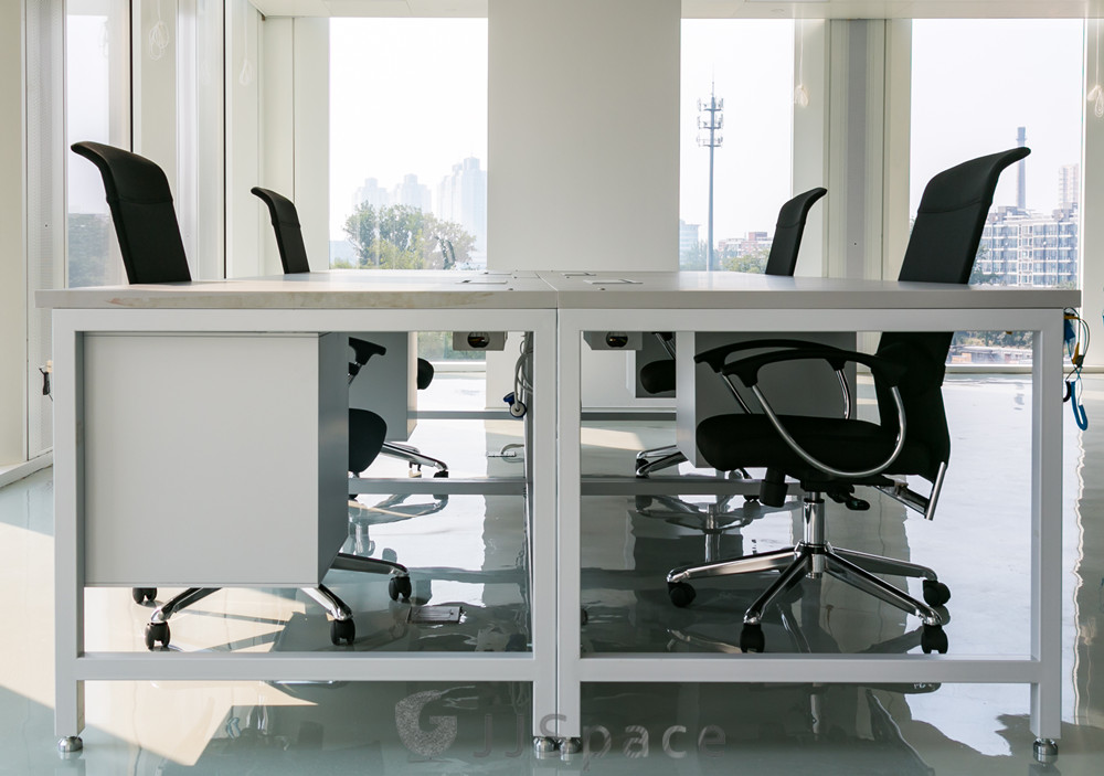 國鍵鑫興（北京）家具有限公司為小米研發(fā)測試中心提供工位和儲物等辦公家具的案例。