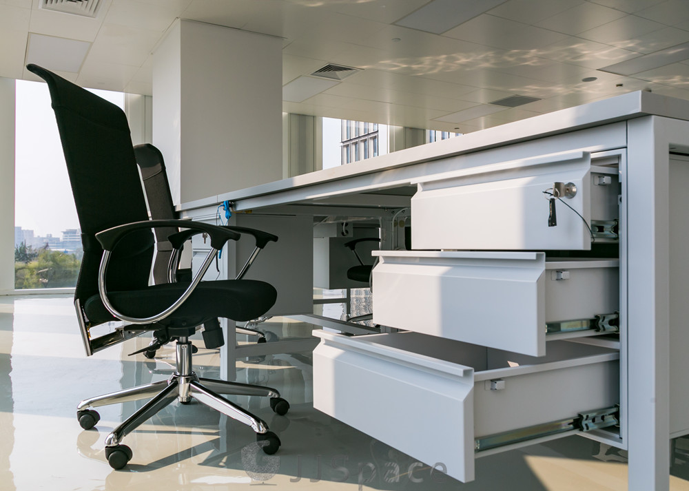 國鍵鑫興（北京）家具有限公司為小米研發(fā)測試中心提供工位和儲物等辦公家具的案例。