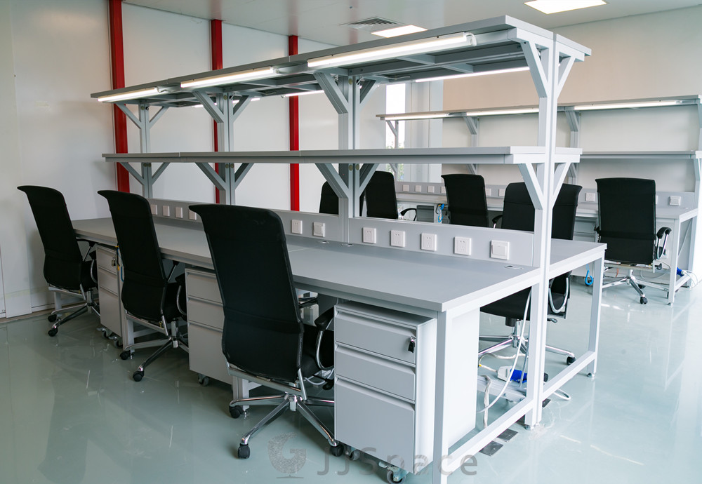 國鍵鑫興（北京）家具有限公司為小米研發(fā)測試中心提供工位和儲物等辦公家具的案例。