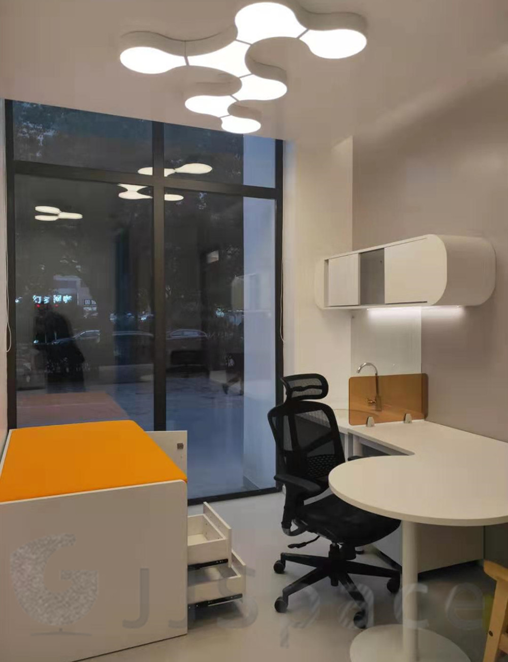 國(guó)鍵鑫興（北京）家具有限公司顯華米智慧珍所提供桌椅、休閑等辦公家具項(xiàng)目案例。